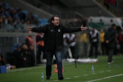  PORTO ALEGRE, RS, BRASIL ¿ 27-07-2014 ¿ Jogo entre Grêmio x Coritiba, na Arena do Grêmio, partida válida pela décima segunda rodada do Campeonato Brasileiro 2014. Treinador Enderson Moreira (FOTO: BRUNO ALENCASTRO/AGÊNCIA RBS)