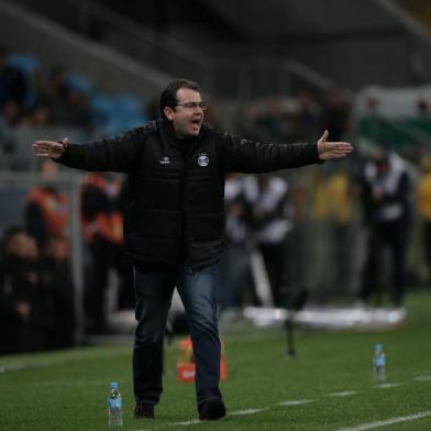  PORTO ALEGRE, RS, BRASIL ¿ 27-07-2014 ¿ Jogo entre Grêmio x Coritiba, na Arena do Grêmio, partida válida pela décima segunda rodada do Campeonato Brasileiro 2014. Treinador Enderson Moreira (FOTO: BRUNO ALENCASTRO/AGÊNCIA RBS)