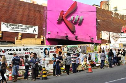  

Familiares fazem visita , acende velas e colocacão homenagem paras as vítimas em frente a boate kiss.
