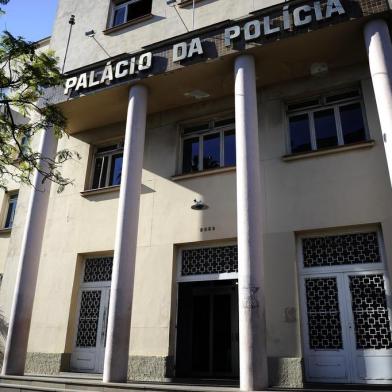  PORTO ALEGRE, RS, BRASIL, 02-05-2014 Palácio da polícia teve porta principal arrombada. Criminosos levaram ventilador e ainda tentaram levar escultura do patrono da polícia, Plinio Brasil Milano.  (Foto: MARCELO OLIVEIRA)