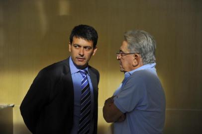  

Coletiva do presidente do Grêmio Fábio Koff. O dirigente gremista anunciou a renovação de contrato do treinador Vanderlei Luxemburgo por mais 2 anos. Na foto o presidente do Grêmio Fábio Koff(dir) com o Rui Costa, diretor de futebol.(FOYO:JEAN SCHWARZ/ZERO HORA)