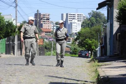  Policiamento Comunitário. Brigada Militar apresenta os policiais que irão atuar no policiamento comunitário. Na foto, o casal de policiais Tel Fabiano de Souza Siqueira e sua mulher Simone dos Santos Hoisler Siqueira.