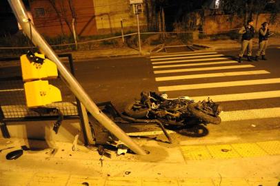  

PORTO ALEGRE, RS, BRASIL, 31/07/2014.  Um motoqueiro bateu num poste na Av. Padre Cacique e morreu. A mulher qye estava na carona foi encaminhada ao HPS em estado regular. (CARLOS MACEDO/ AGÊNCIA RBS)