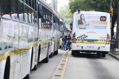  

PORTO ALEGRE , RS , BRASIL , 31-07-2014-Os trabalhadores do transporte coletivo se dizem insatisfeitos com as negociações do dissídio coletivo, pedem o fim do banco de horas e questionam demissões que consideram injustas. Além disso, também reclamam do número de multas aplicadas pela EPTC a motoristas e cobradores, considerado abusivo pela categoria.(FOTO : RONALDO BERNARDI / AGENCIA RBS / NOTÍCIA )