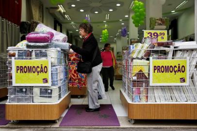  

PORTO ALEGRE, RS, BRASIL, 31/07/2014: Cartazes anunciam promoção em loja na região central de Porto Alegre. Pesquisas indicam que período a partir do dia 20 até o dia 05 do mês seguinte se caracteriza como pouco atrativo para clientes, portanto o comércio tende a fazer promoções e oferecer melhores condições para quem puder comprar. (Foto: Mateus Bruxel / Diário Gaúcho)