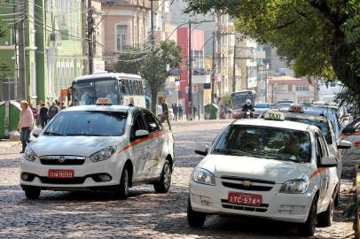 SANTA MARIA.RS,BRASIL,31/07/2014_Prefeitura de Santa Maria acredita que muitos donos de táxis não conseguirão renovar concessão porque não trabalham nos veículos. Há informações extraoficiais de que até médico e gente que mora no Exterior é dono de táxi na cidade.FOTOS: CLAUDIO VAZ/AGÊNCIA RBS