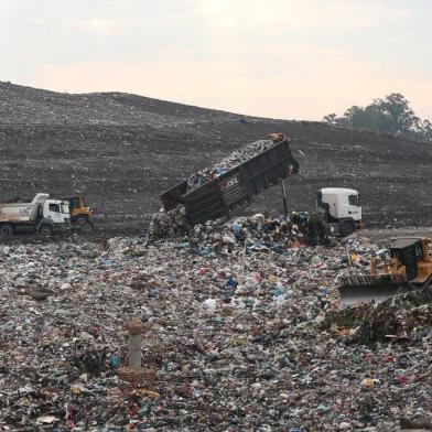  PORTO ALEGRE, RS, BRASIL, 31-07-2014: O Aterro Sanitário de Minas do Leão, o maior do estado, recebe resíduos de 140 municípios do Rio Grande do Sul. (FOTO: Léo Cardoso/Agência RBS, NOTÍCIAS)Indexador: Jefferson Botega