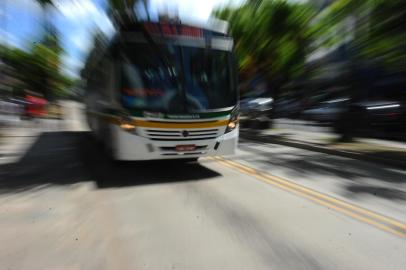  

PORTO ALEGRE, RS, BRASIL - 03-04-2014 - Fortunati deve sancionar na sexta-feira o aumento da passagem de ônibus em 15 centavos. Usuários comentam sobre o possível aumento (FOTO: FÉLIX ZUCCO/AGÊNCIA RBS)