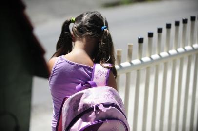  Case para matéria sobre a importância do cuidado com o peso das mochilas. A pequena Júlia Benardino Mafra da Maia se prepara para a escola.