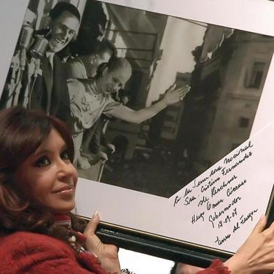 Cristina Fernández de Kirchner, candidata a presidência da Argentina segura um quadro de de Juan Domingo Perón e sua esposa Evita Perón, que ela ganhou de presente durante a campanha presidencial em Rio Grande no sul da Argentina.#PÁGINA:32Cristina Fernandez de KirchnerIn this picture released by Argentinas Presidency, First Lady and presidential candidate of the ruling party Frente para la Victoria Cristina Fernandez de Kirchner,  holds a portrait of late Gen. Juan Domingo Peron and his second wife Eva Duarte de Peron, best known as Evita, received as a gift during a campaign rally in Rio Grande, southern Argentina, Monday, Sept. 17, 2007. Argentina will hold presidential elections next Oct. 28. (AP Photo/Argentinas Presidency) **  NO SALES  ** Fonte: AP Fotógrafo: Argentinas Presidency