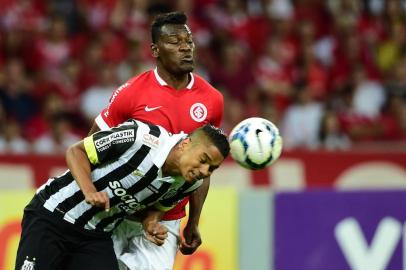  

PORTO ALEGRE-RS-BR / 2014/08/03 - Campeonato Brasileiro, 13ª Rodada, Inter x Santos no estádio Beira-Rio.FOTO:FERNANDO GOMES/ AGENCIA RBS
Jogador Paulão (D)