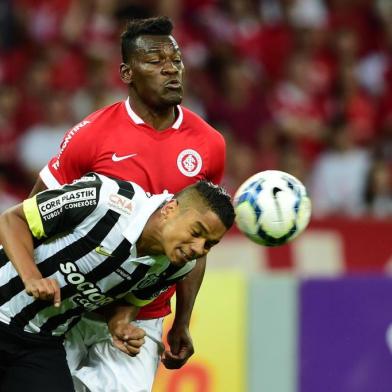  

PORTO ALEGRE-RS-BR / 2014/08/03 - Campeonato Brasileiro, 13ª Rodada, Inter x Santos no estádio Beira-Rio.FOTO:FERNANDO GOMES/ AGENCIA RBS
Jogador Paulão (D)