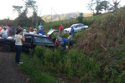 Segundo uma testemunha do acidente na ERS-149 no final da tarde deste domingo, em Faxinal do Soturno. Segundo a assistente social, que ligou para a Brigada Militar de Nova Palma no momento do acidente, ela e seu marido seguiam no sentido Faxinal do Soturno-Nova Palma quando uma Parati que vinha no sentido oposto invadiu a pista contrária. Segundo ela, ao desviar, a Parati caiu em um barranco. Neste momento ela percebeu que um menino dirigia o carro.