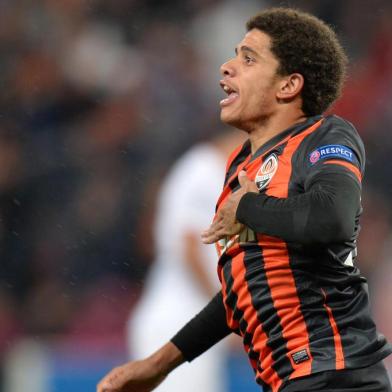 Shakhtar's Taison celebrates after scoring during the UEFA Champions League  Group A football match FC Shakhtar vs Manchester United in Donetsk on October 2, 2013.       AFP PHOTO/ SERGEI SUPINSKY