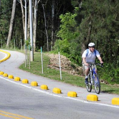  Ciclovia de Caxias do Sul. Prefeitura constroe a primeira ciclovia na cidade, na rua Atílio Andreazza. O jornalista Fabiano Finco filma o trajeto de dois quilômetros.