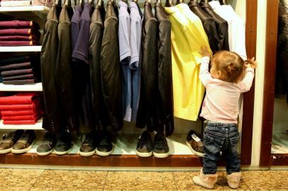 PORTO ALEGRE RS , Compras para presentes no dia dos pais no Shopping Praia de Belas. ( Foto Júlio Cordeiro, RS )Menina Melissa Bittencourt de Motta