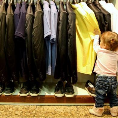 PORTO ALEGRE RS , Compras para presentes no dia dos pais no Shopping Praia de Belas. ( Foto Júlio Cordeiro, RS )Menina Melissa Bittencourt de Motta