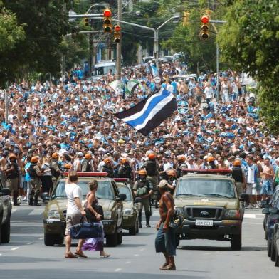 *** Emilio Pedroso - Torcida Grêmio ***
Grenal - deslocamento da torcida do Grêmio, escoltada pela Brigada Militar para o Beira Rio