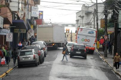 O prefeito Cezar Schirmer assinou um decreto que prevê a proibição do trânsito de caminhões pesados em boa parte do Centro. A medida entrará em vigor daqui a 60 dias, para dar tempo de as empresas e lojas se adaptarem à medida e para que a própria prefeitura instale as placas de proibição. Hoje, foi divulgado o mapa com as ruas que terão a restrição. foto na rua Astrogildo de Azevedo