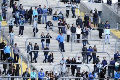  

PORTO ALEGRE, RS, BRASIL, 09-08-2014 : Torcida do Grêmio acompanha o último treino do time no estádio ARENA para enfrentar o Internacional no clássico Gre-Nal deste domingo. (Foto: RONALDO BERNARDI/Agência RBS, Editoria Geral)