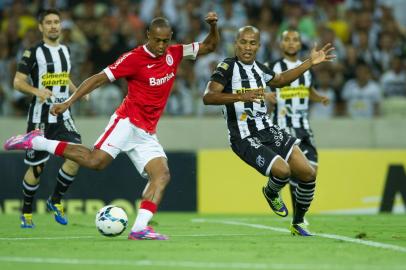 Fabrício em lance com o jogador do Ceará