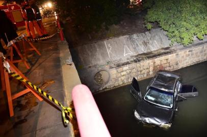  

PORTO ALEGRE, RS, BRASIL, 13-08-2014: Carro cai no Arroio Dilúvio após acidente envolvendo outro veículo (FOTO FÉLIX ZUCCO/AGÊNCIA RBS, Editoria de Notícias).