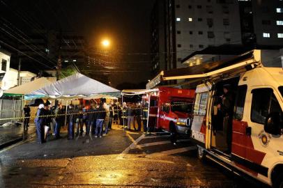  

SP,SANTOS, BRASIL ¿ 13.08.2014 -Um jato particular caiu em Santos, no litoral de São Paulo, e atingiu casas por volta das 10h de quarta-feira (13.08). Na aeronave, estava o candidato à presidência da República pelo Partido Socialista Brasileiro (PSB) e ex-governador de Pernambuco Eduardo Campos que morreu no acidente.(FOTO: MARCELO OLIVEIRA/AGÊNCIA RBS)