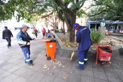  

SANTA MARIA , RS , BRASIL , 12/08/2014
Desde que o contrato da prefeitura com a Sulclean venceu, em julho, moradores se queixam da sujeira em praças e ruas. Funcionários da prefeitura seguem limpando mas não dão conta da sujeita que se acumula.
NA FOTO -  Praça Saldanha Marinho
FOTO JEAN PIMENTEL / AGÊNCIA RBS, GERAL