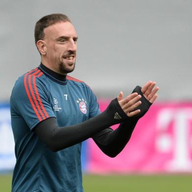 Bayern Munichs French midfielder Franck Ribery applauds during a training session in Munich, southern Germany, on April 28, 2014, the eve of the UEFA Champions League second-leg semi-final football match between Bayern Munich and Real Madrid. AFP PHOTO/CHRISTOF STACHE