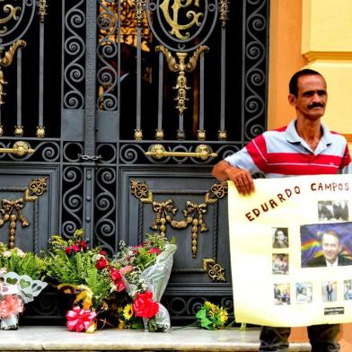  

RECIFE , PE , BRASIL , 15-08-2014: Movimentação de imprensa e de populares em frente ao Palácio Campo das Princesas . (FOTO : FERNANDO GOMES /AGENCIASRBS  NOTICIAS )