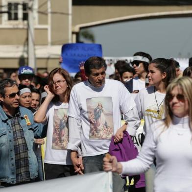  

GRAVATAÍ, RS, BRASIL, 15-08-2014 : Uma semana após a morte da adolescente Maria Aline Ourique da Silva, estudantes do Colégio Nicolau Chiavaro Neto realizam uma caminhada pelo Centro de Gravataí clamando por justiça. (Foto: BRUNO ALENCASTRO/Agência RBS, Editoria Geral)