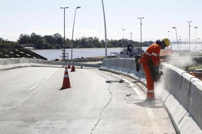  

PORTO ALEGRE, RS, BRASIL, 13/08/2014: Operário trabalha no viaduto da Júlio de Castilhos, parte da obra do Complexo da Rodoviária na região central. Mesmo após sua inauguração, a estrutura ainda recebe reparos. Obras inauguradas para o período da Copa em Porto Alegre voltam a passar por reformas. (Foto: Mateus Bruxel / Diário Gaúcho)