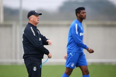  

PORTO ALEGRE, RS, BRASIL, 16-08-2014: Jogadores do Grêmio participaram de um treino na Arena, na manhã deste sábado. A equipe de Felipão encara o Criciúma, neste domingo, em Porto Alegre (FOTO: Mauro Vieira/Agencia RBS, Esportes).