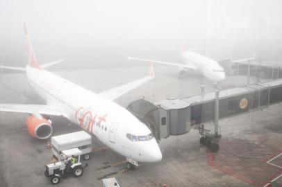  

PORTO ALEGRE, RS, BRASIL, 18-08-2014 : O aeroporto Salgado Filho permaneceu fechado por quase uma hora para pousos e decolagens no início da manhã. (Foto: Camila Hermes/Especial)