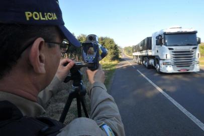  SANTA MARIA , RS , BRASIL , 20/08/2014Primeiro dia da Operação Hermes da PRF na região. Equipe atuará em trechos da BR-287, BR-392 e BR-290 até sexta-feira. Seis viaturas estão fazendo a operação na região. FOTO JEAN PIMENTEL / AGÊNCIA RBS, GERAL