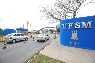  

Com o fim da greve dos servidores técnico-administrativos em educação da UFSM, as atividades começam a ser retomadas no campus. Na Biblioteca Central, o movimento era pequeno com entrega e retirada de livros. No Restaurante Universitário (RU) foi possível perceber um fluxo grande de pessoas. Cerca de 1,7 mil realizaram agendamentos para refeições nas três unidades do RU.