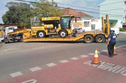  

SANTA MARIA , RS , BRASIL , 24/08/2014
Máquina caça buracos chegando na secretaria de obras
FOTO JEAN PIMENTEL / AGÊNCIA RBS, GERAL