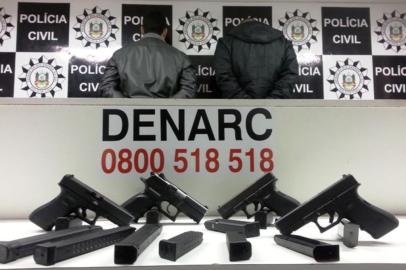 Denarc prende dois suspeitos de tráfico de armas. Foram apreendidas três Glock, duas 9mm. e uma 380, e uma Cherokee - israelense também 9 mm. 11 carregadores, alguns com capacidade para trinta tiros.