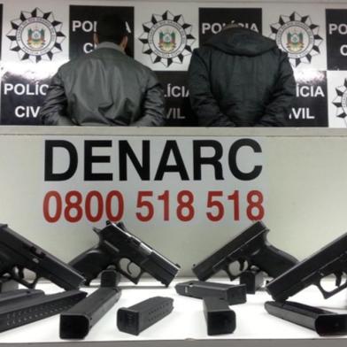 Denarc prende dois suspeitos de tráfico de armas. Foram apreendidas três Glock, duas 9mm. e uma 380, e uma Cherokee - israelense também 9 mm. 11 carregadores, alguns com capacidade para trinta tiros.