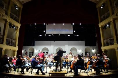  

PORTO ALEGRE/RS/BRASIL - 26/08/2014 - Orquestra da OSPA  ensaia  ópera Tosca. Com o maestro Enrique Ricci e os cantores, no teatro São Pedro de Porto Alegre.   (Marcelo Oliveira - Diário Gaúcho)