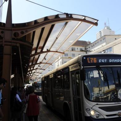  CAXIAS DO SUL, RS, BRASIL (01/03/2013) Estação Visate. Na foto, Estação Pompéia. Jornal aponta problemas estruturais na parada de ônibus localizada na rua Pinheiro Machado, atrás do Hospital Pompéia. (Roni Rigon/Pioneiro)