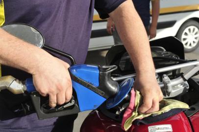  

JOINVILLE, SC, BRASIL, 02-07-2014: Redução no preço da gasolina. (Foto: Leo Munhoz/ Agência RBS)