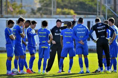  

PORTO ALEGRE,RS,BRASIL - 29-08-2014. Grêmio volta aos treinos depois da estreia na Copa do Brasil. Foco é o Bahia para o domingo, no Brasileirão.Treinador Felipão e jogadores.  (FOTO: LAURO ALVES/AGENCIA RBS/ESPORTE)