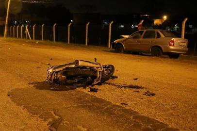  ALVORADA, RS, BRASIL - 30-08-2014 - Uma mulher morreu em um acidente entre uma motocicleta e um Corsa em Alvorada. O acidente aconteceu por volta da 1h30min deste sábado na Avenida Presidente Getúlio Vargas, no Distrito Industrial. (FOTO: CARLOS MACEDO/AGÊNCIA RBS)