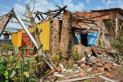  

SANTA MARIA, RS, BRASIL, 31 DE AGOSTO DE 2014.
Moradores de Restinga Seca e de Pains contabilizam as perdas com o temporal de 30 de agosto. CASA DO Valdemir Moraes, 47 anos 
FOTO: GABRIEL HAESBAERT/ESPECIAL