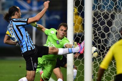  

PORTO ALEGRE,RS,BRASIL - 31.08.2014 - Campeonato Brasileiro - 18ª Rodada - Grêmio x Bahia na Arena do Grêmio.(FOTO:MAURO VIEIRA/AGÊNCIA RBS)
Jogador Barcos abre o placar para o Grêmio 1x0 Bahia, goleiro Marcelo Lomba.