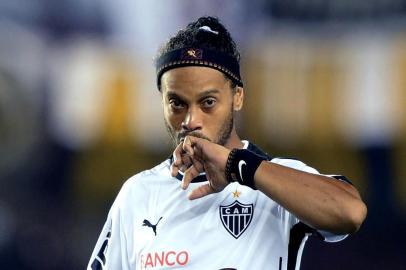 Brazil's Atletico Mineiro midfielder Ronaldinho gestures before the start of the Recopa Sudamericana 2014 first leg football match against Argentina's Lanus at Lanus stadium in Lanus, Buenos Aires, Argentina, on July 16, 2014. AFP PHOTO / Juan Mabromata