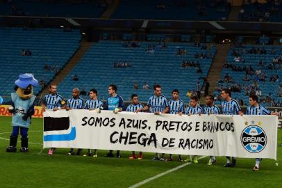  

PORTO ALEGRE,RS,BRASIL - 31.08.2014 - Campeonato Brasileiro - 18ª Rodada - Grêmio x Bahia na Arena do Grêmio.(FOTO:FERNANDO GOMES/AGÊNCIA RBS)
Jogadores do Grêmio com faixa falando sobre racismo.