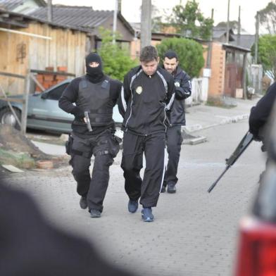 Policiais da Delegacia de Roubos do DEIC deflagraram nesta manhã a Operação Sinos, contra crimes de extorsão mediante sequestro.