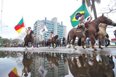  

O Desfile Farroupilha em Santa Maria encerrou com chuva na manhã desta sexta-feira. Cerca de 15 mil pessoas assistiram a passagem de 35 entidades tradicionalistas pela Avenida Medianeira.
As atividades iniciaram às 8h15min, com hasteamento das bandeiras do Brasil, do Rio Grande do Sul e de Santa Maria, ao som do Hino Nacional tocado pela Banda da Base Aérea.

FOTO JEAN PIMENTEL/ AGÊNCIA RBS